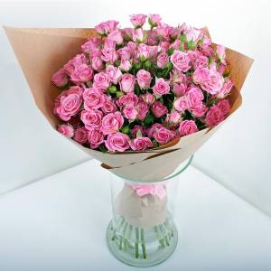 Букет 15 розовых кустовых роз с крафтом R529